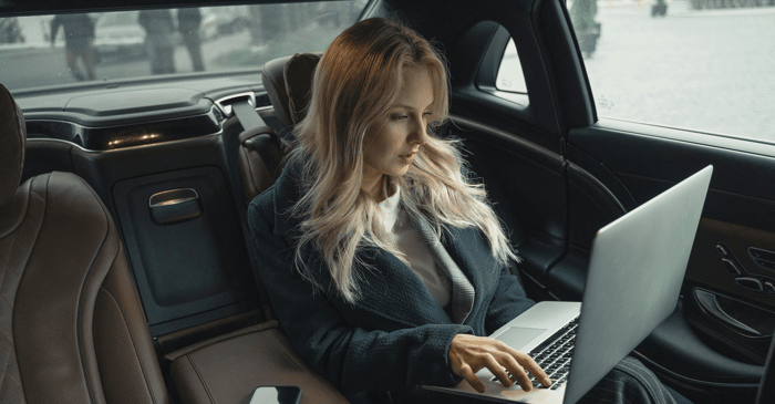 women working car large 2560 x 1338