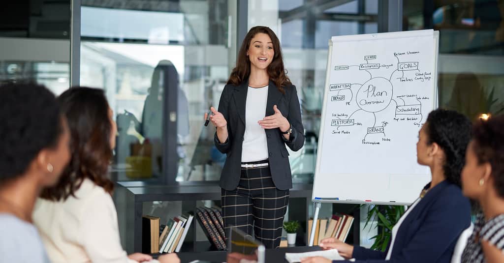 woman presenting group teaser large 2560 x 1338