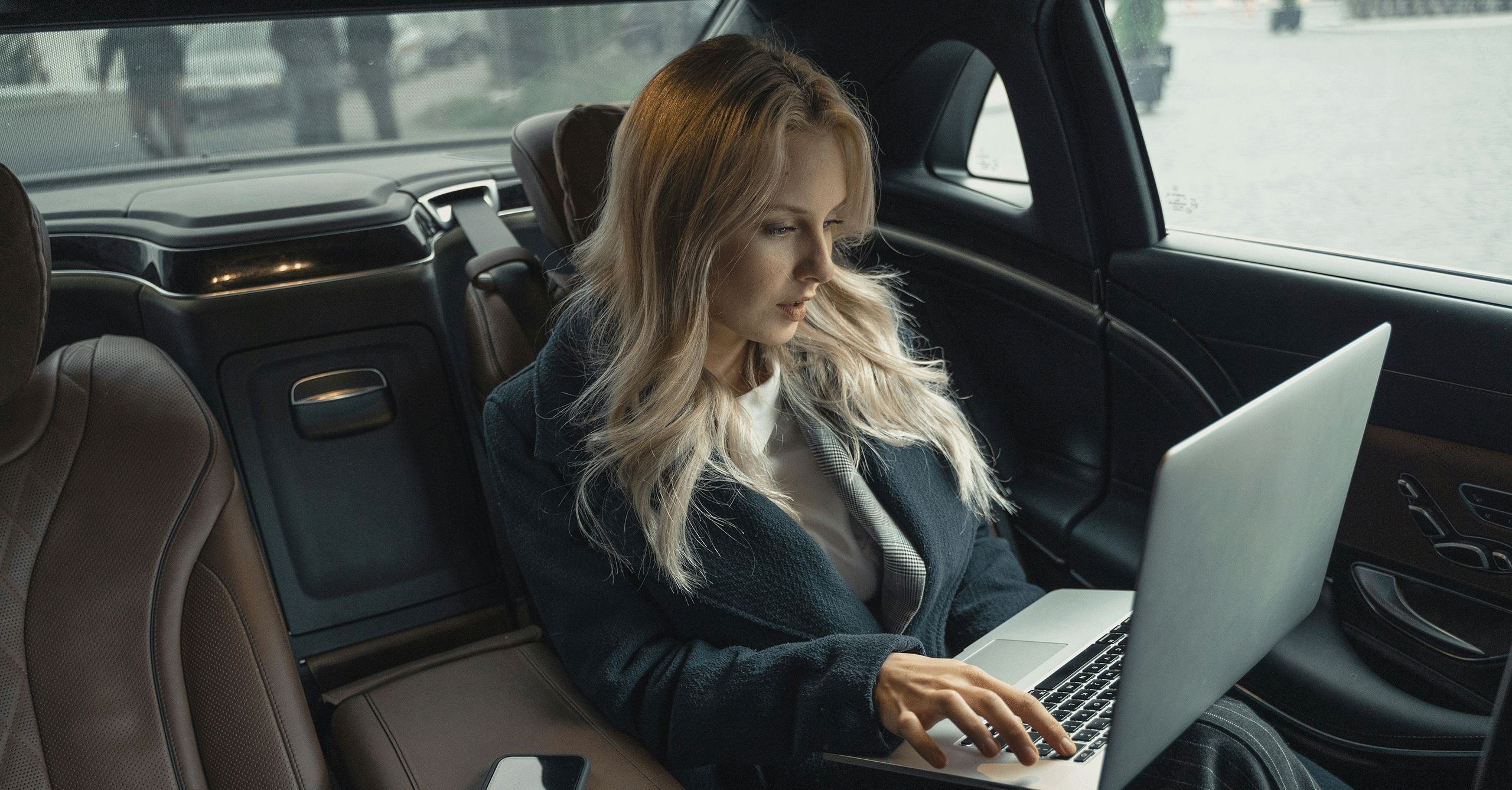women working car large 2560 x 1338