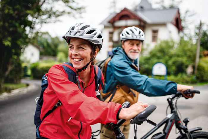 couple biking 700 x 467