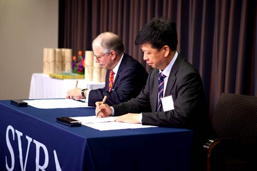 Mr. Wilcox and Mr. Fu of Shanghai Pudong Development Bank sign the Memo of Understanding